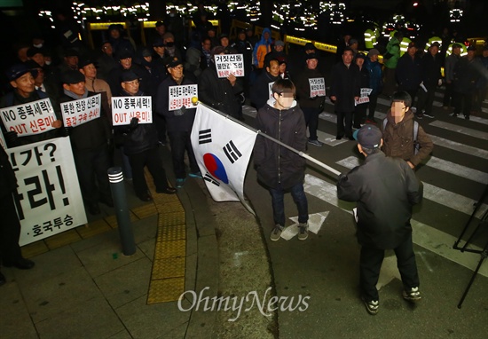 <2014인권콘서트>가 열리는 11일 오후 서울 광진구 세종대 정문 앞에서 어버이연합회원들이 콘서트 개최를 반대하며 집회를 벌이던 중 지나가던 시민들의 통행을 방해하고 있다.