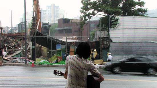 두리반의 철거 가수 한받이 홍대 앞 식당 두리반 철거 현장에서 기타를 연주하며 노래를 부르고 있다.