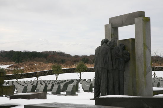  돌아가신 영령들을 위로하기 위해 만든 조각상과 비석 뒤로 눈덮인 한라산이 보인다. 말없는 한라산은 진실을 알고 있을까?