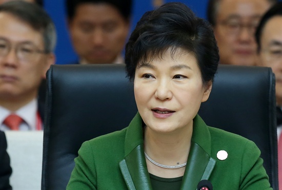 박근혜 대통령이 12일 오전 부산 벡스코에서 열린 한·아세안 특별정상회의에서 개회사를 하고 있다.