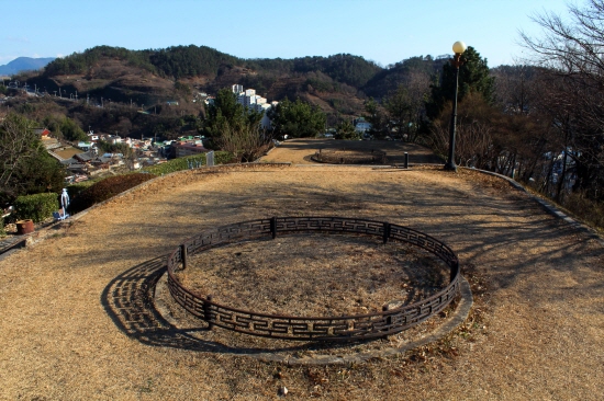  진주시 옥봉동 금산공원이 있는 구릉 정상부(수정봉)에는 가야시대 고분군 발굴지가 있다.