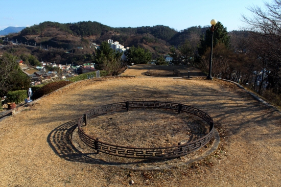   진주시 옥봉동 금산공원이 있는 구릉 정상부(수정봉)에는 가야시대 고분군 발굴지가 있다.