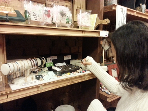 가게인가게 주인 김애연 씨가 자신이 진열해 놓은 액세서리를 매만지고 있다.