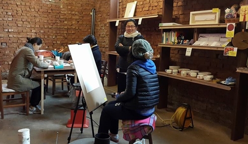 수요가게에서 그림수업이 열리고 있다.