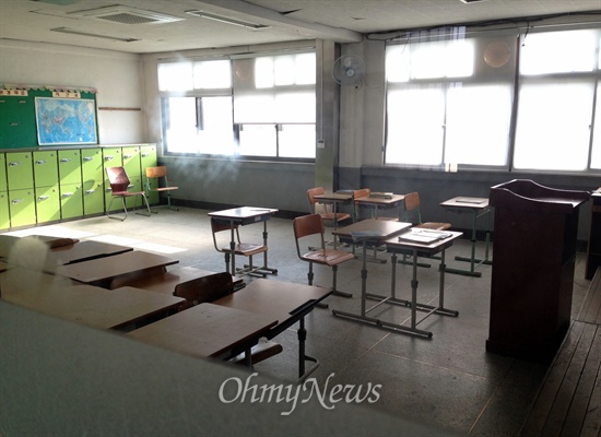A군이 수업을 받던 교실. 2학기에는 반 학생들이 실습에 나가기 때문에 대부분의 책상이 치워져있다.