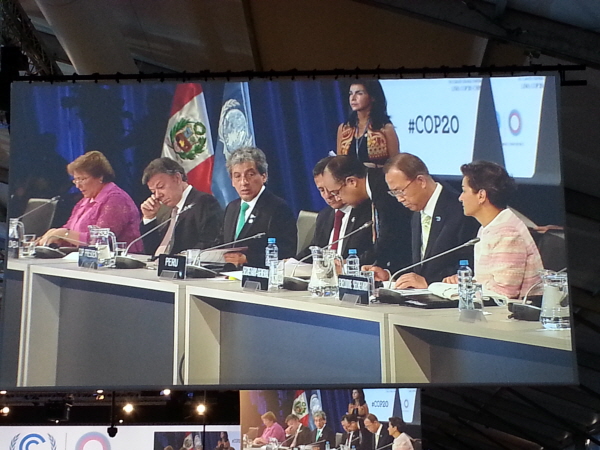 UNFCCC 사무총장, 반기문 유엔 사무총장을 비롯하여 각국 대통령이 단상 위에 앉아있다