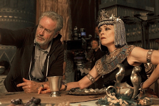  <에이리언>에서 리들리 스콧 감독과 인연을 맺었던 시고니 위버가 영화 <엑소더스: 신들과 왕들>에서 람세스의 어머니 투야 역을 맡았다. 