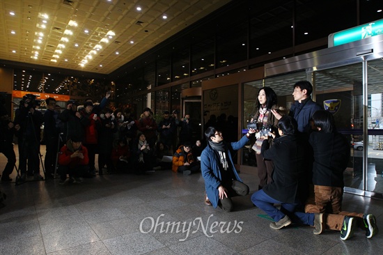 신은미 시민기자가 지난해 12월 14일 오후 서울 종로구 서울지방경찰청에 피고발자 신분으로 출석해 기자들의 질문에 답변하고 있는 모습. 수많은 언론사 기자들이 와 있다.