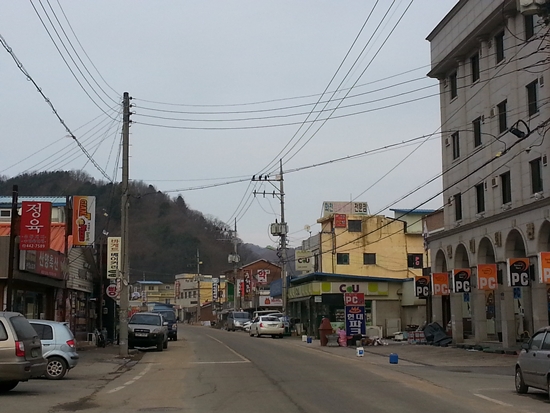  화천군 상서면 산양리. 군생활을 했던 사람들에겐 사방거리로 잘 알려진 곳이다. 과거와 같은 활성화가 화천군의 과제이기도 하다.