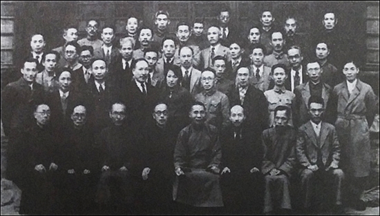 1942년 10월 제34차 임시의정원 기념사진. 앞줄 왼쪽에서 다섯째가 김구 임시정부 주석, 둘째줄 오른쪽에서 넷째가 김자동의 부친 김의한이다.