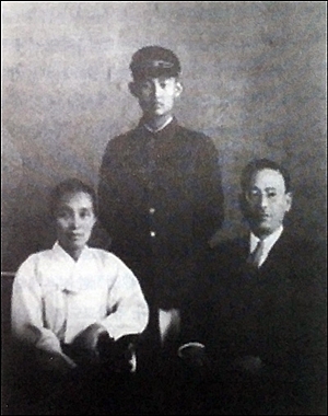 귀국 이듬해인 1947년, 김자동씨가 5학년 때 부모님과 함께 찍은 사진