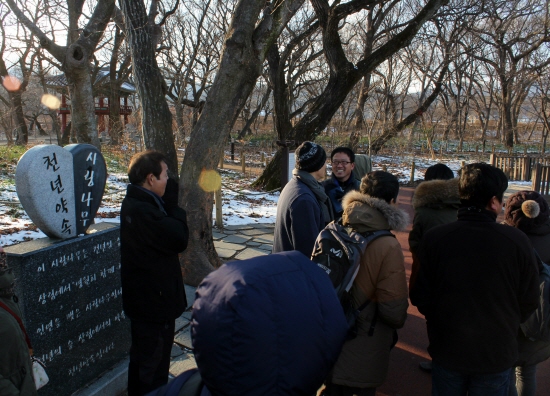 연리목은 수종 같은 나무가 만나 수액을 비롯해 영양분을 함께하는 것이지만 상림의 연리목은 개서어나무와 느티나무가 합쳐진 모양새만 하고 있어 연리목이 아니란다. 굳이 이름을 붙인다면 ‘혼인목’ 정도가 될 것이라고 함께한 최세현 진주환경운동연합 대표가 말했다.