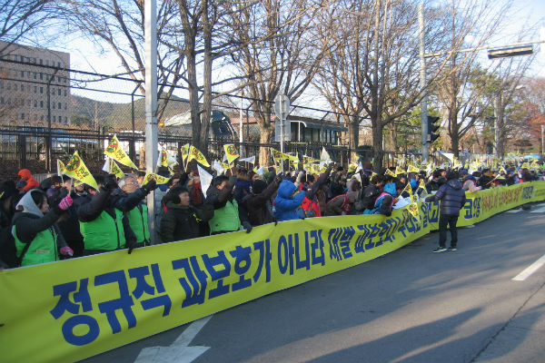 정부과천청사 앞에서 열린 ‘코오롱 정리해고 10년, 3,650인의 화답’ 기자회견