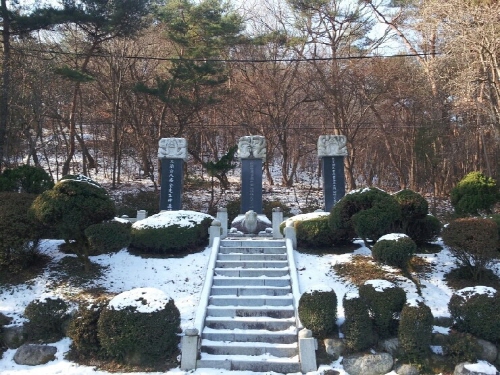 금오산 금오지 앞 청백리 구암 김취문 선생 기념비(가운데) 청렴한 공직생활을 위해서는 어디에도 치우치지 않는 중용과 절제의 미덕을 갖춰야만 하며, 옛적의 지혜로웠던 청백리들의 모습을 늘 가슴에 되새겨야만 한다.