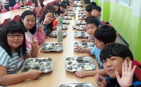 친환경 무상급식으로 점심을 먹다 브이자를 그리고 있는 울산 북구지역 어린이들. 학생 학부모로부터 호응을 얻으면 전국 모범사례로도 소개된 북구 친환경무상급식이 예산 축소로 위기를 맞고 있다 
 
