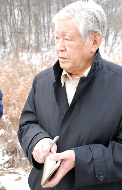 일본 토목학계의 최고 권위자이자 하천복원 전문가인 이마모토 다케히로 쿄토대 명예교수가 세종시 대교천을 돌아보고 생각에 감겨있다. 