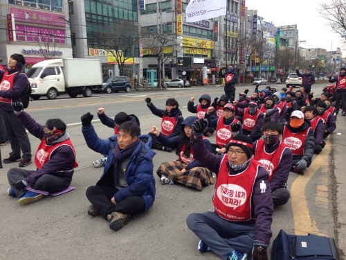 LG유플러스, SK브로드밴드 비정규직 노동자들이 15일 전북 전주 지방노동위원회(노동부 전주지청) 앞에서 집회를 개최했다.