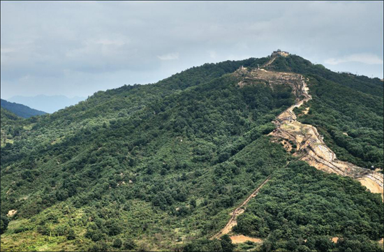 천왕봉 OP와 철책:철원에서부터 동쪽으로는 산들이 높고 많아진다. 고지마다 초소들이 세워져 있고 철책은 가파른 산을 타고 오르내린다. 사진의 좌측이 철책선 안쪽의 DMZ다.(책속 사진 설명)