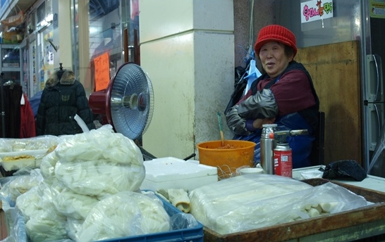  20년을 넘게 시장을 지키고 있는 어느 할머님. 이 분도 내 어머님이다.