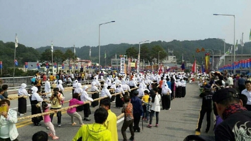 조선시대 철종 때부터 내려오던 지역 고유문화행사며 남자와 여자가 편을 갈라, 혼례를 올리지 않은 남자는 여자복장으로 여군에 편성되 줄다리기 경연을 펼친다. 봉화지역에서는 여군이 이겨야만 풍년이 든다고 전해진다.
