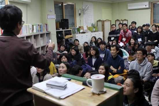 새들교육문화연구학교 참석자들은 양희창 대표의 강의에 질문으로 화답했다.