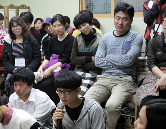 김지호 학생은 경쟁 교육을 받는 학생들이 다수인 상황에서 소수인 대안 교육을 받는 친구들이 세상을 바꿔갈 수 있을까 물었다.  