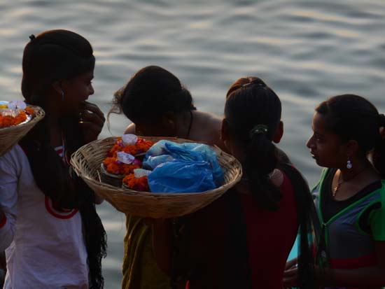 꽃이 담긴 작은 접시에 소망을 담아 갠지스 강에 띄우는데, 그 꽃이 담긴 접시인 '디와'를 파는 인도 아이들.