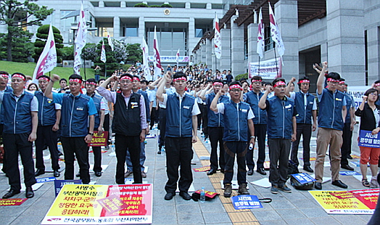 전국공무원노조 부산지역본부가 지난 7월 16일 부산시청 앞에서 낙하산 인사를 강행한 서병수 부산시장에 대한 규탄 결의대회를 하고 있다.