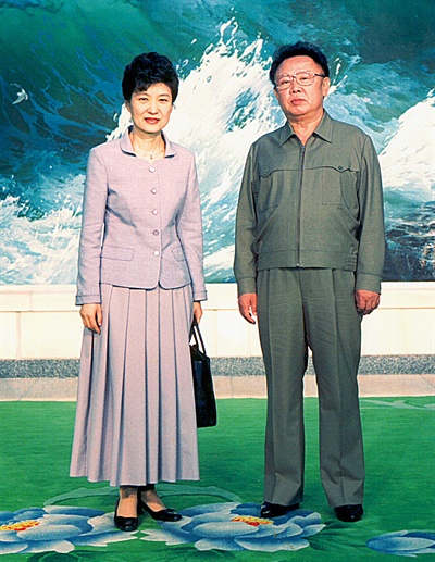 2002년 5월 당시 국회의원 신분으로 3박 4일간 방북해 백화원 초대소에서 김정일 국방위원장을 단독면담한 박근혜 대통령.