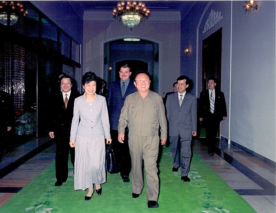 2002년 5월 당시 국회의원 신분으로 3박 4일간 방북해 백화원 초대소에서 김정일 국방위원장을 단독면담한 박근혜 대통령.