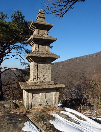 부처의 오른손 같은 자연석 바위위에 서있는 동탑