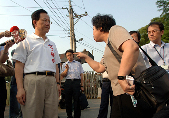 2006년 5월 10일 군부대 폭발사고로 장병 2명이 사망한 사고 현장을 방문한 타이완 입법원(국회) 국방위원들에게 첸피에(우측)씨가 항의하고 있다.