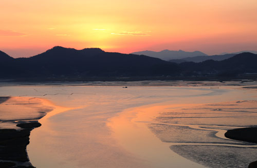 해진 뒤의 순천만. 순천만을 비추던 해가 넘어가고 서녘 하늘이 붉게 물들고 있다.