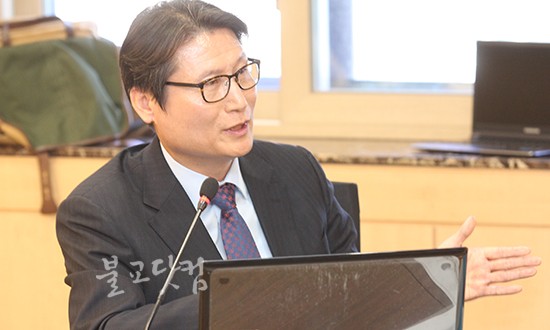  동국대 최대식 감사(공인회계사)는 "땅콩리턴에 비춰 생각해 보자. 다수가 힘만 믿고 하는 처신을 국민들은 용납하지 않는다"며 총장선출안을 다수결로 처리할 것을 주장하는 스님이사들을 설득했다. 