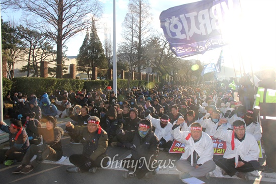 창원공단 케이비알 노사 갈등이 장기화 하고 있는 가운데, 전국금속노동조합 경남지부는 17일 오후 셰플러코리아 창원1공장 앞에서 "영남권 노동자 결의대회"를 열었다.