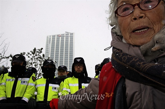 한국전력공사 이전 기념식이 17일 오후 2시 40분 전남 나주 한국전력공사 신사옥에서 열린 가운데 경북 청도, 경남 밀양에서 송전탑 건설 반대 운동을 벌이고 있는 마을 주민 할머니·할아버지들이 나주를 찾아 "송전탑 철거를 약속하라"고 요구했다.