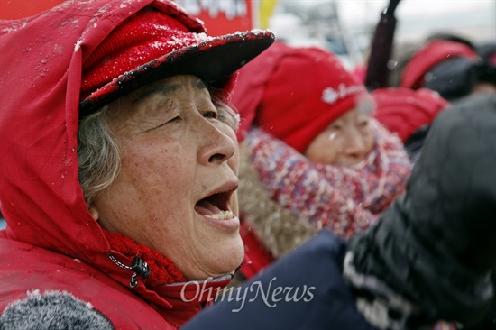 한국전력공사 이전 기념식이 17일 오후 2시 40분 전남 나주 한국전력공사 신사옥에서 열린 가운데 경북 청도, 경남 밀양에서 송전탑 건설 반대 운동을 벌이고 있는 마을 주민 할머니·할아버지들이 나주를 찾아 "송전탑 철거를 약속하라"고 요구했다.