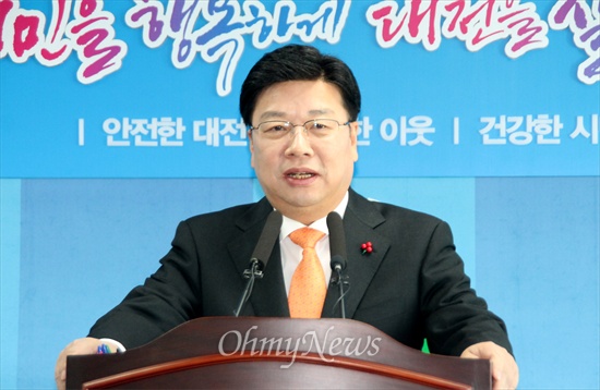 권선택 대전시장이 18일 송년 기자회견을 열고 있다.