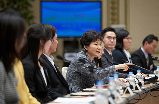 박근혜 대통령이 18일 오후 청와대에서 열린 제6차 청년위원회 회의에 참석하고 있다.