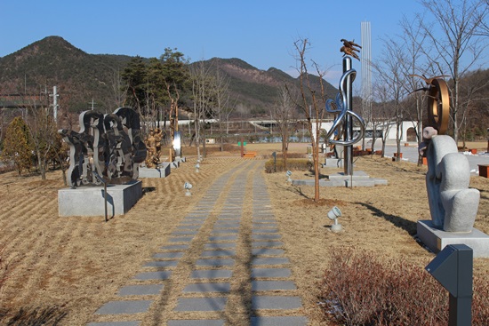 노근리 평화공원 내 조각공원 십여개의 조형물이 전시되어 있는 작은 조각공원이다