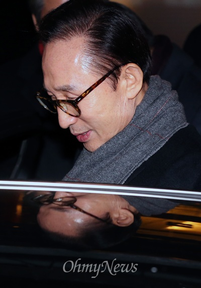 이명박 전 대통령. 사진은 지난해 12월 18일 서울 강남구의 한 식당에서 측근들과 송년만찬 회동을 마친 뒤 차량에 오르고 있는 모습.