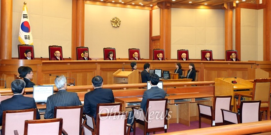 2014년 12월 19일 오전 서울 종로구 헌법재판소에서 열린 통합진보당에 대한 정당해산심판 선고에서 '정당 해산'을 선고하고 있다.