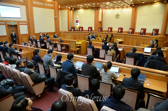 지난 2014년 12월 19일 통합진보당에대한 정당 해산 심판 청구 선고가 열렸다. 당시 서울 재동 헌법재판소에서 박한철 헌법재판소장이 판결문을 읽고 있다. 재판관 9인 중 8인의 인용의견으로 통합진보당은 해산 결정됐다.