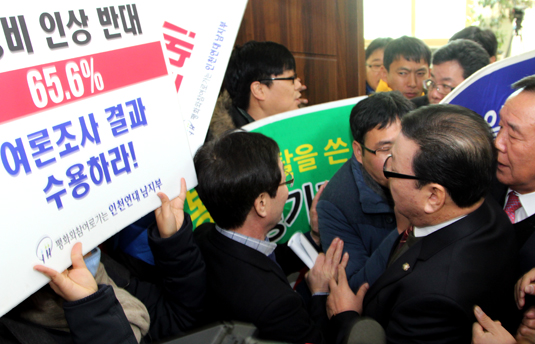 평화와참여로가는인천연대 남지부 회원들이 의정비 인상에 항의하며 남구의회 의원들의 본회의장 출입을 막고 있다. 