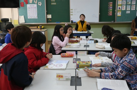  이르면 내년부터 경기도 지역 초·중·고등학교에서 교감은 물론, 학교장도 의무적으로 수업에 참여하게 될 것으로 보인다. 