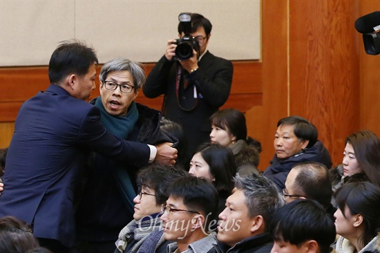 통합진보당에 대한 정당 해산 심판 청구 선고가 열린 19일 오전 서울 재동 헌법재판소에서 선고가 끝난 뒤 권영국 변호사가 이의를 제기하다 끌려나가고 있다.