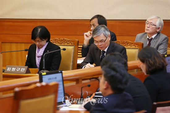 통합진보당에 대한 정당 해산 심판 청구 선고가 열린 지난해 12월 19일 오전 서울 재동 헌법재판소에서 이정희 진보당 대표와 김선수 변호사 등 피청구인쪽 변호인단이 심각한 표정으로 해산 결정을 듣고 있다.