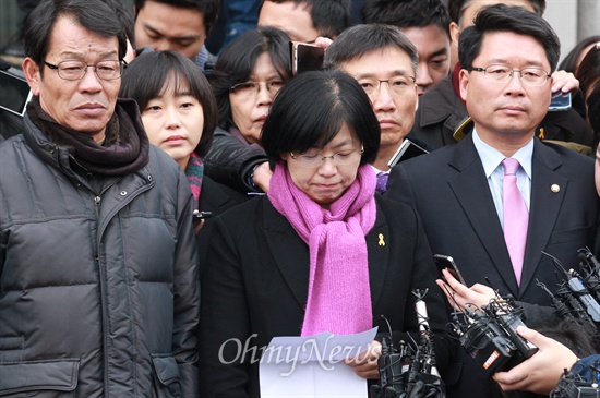 헌법재판소가 통합진보당에 대해 사상초유의 정당해산 결정을 내린 19일 오전 서울 종로구 헌법재판소에서 통합진보당 이정희 대표를 비롯한 지도부들이 기자회견을 열어 헌재 결정에 대해 입장을 밝히고 있다.