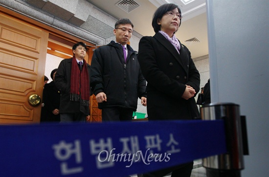 2014년 12월 19일 오전 서울 종로구 헌법재판소 대심판정에서 이정희 통합진보당 대표가 망연자실한 표정으로 법정을 나서고 있는 모습. 