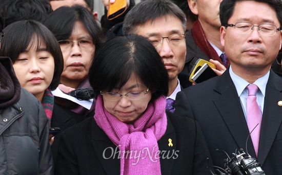 헌법재판소가 통합진보당에 대해 사상초유의 정당해산 판결을 내린 19일 오전 서울 종로구 헌법재판소에서 통합진보당 이정희 대표를 비롯한 지도부들이 기자회견을 열어 헌재 판결에 대해 입장을 밝히며 침통한 표정을 짓고 있다. 이날 이 대표는 "민주주의가 송두리째 무너졌고, 박근혜 정권이 대한민국을 독재국가로 전락시켰다"고 입장을 밝혔다.